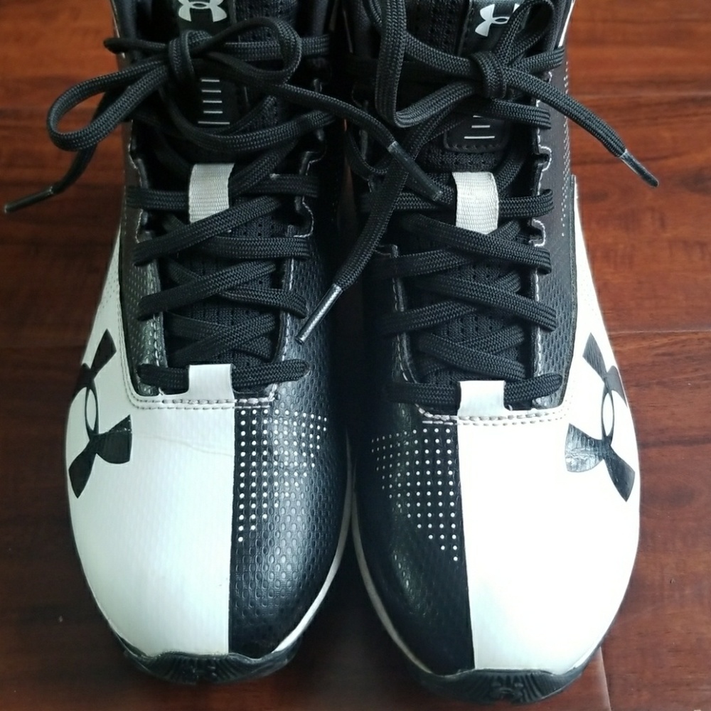 Boy's under Armour football cleats